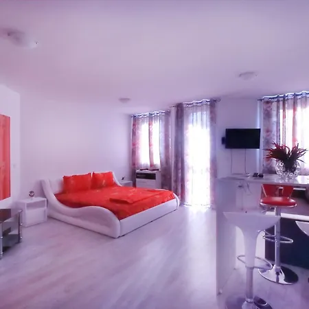 Luxury Romantic In Private With Parking And Pool